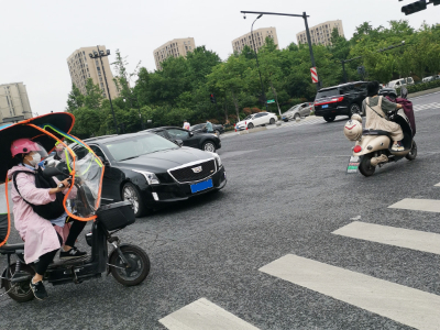 “为什么很多车没有后排中央头枕？能自己加装吗？”