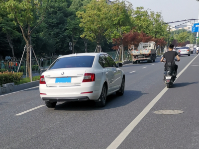 “为什么很多车没有后排中央头枕？能自己加装吗？”