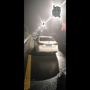 “为什么很多车没有后排中央头枕？能自己加装吗？”