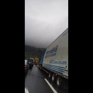 “为什么很多车没有后排中央头枕？能自己加装吗？”