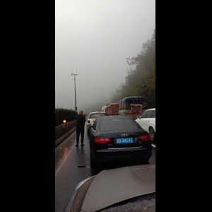“为什么很多车没有后排中央头枕？能自己加装吗？”