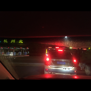 “为什么很多车没有后排中央头枕？能自己加装吗？”