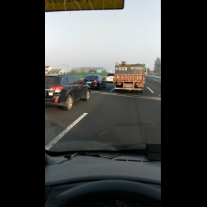 “为什么很多车没有后排中央头枕？能自己加装吗？”