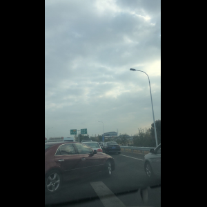 “为什么很多车没有后排中央头枕？能自己加装吗？”