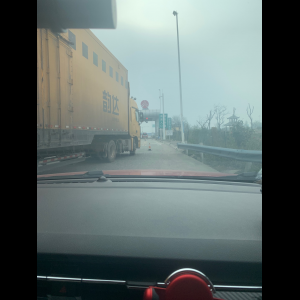“为什么很多车没有后排中央头枕？能自己加装吗？”