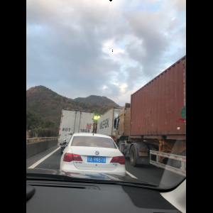 “为什么很多车没有后排中央头枕？能自己加装吗？”