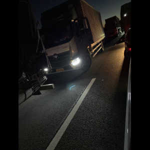 “为什么很多车没有后排中央头枕？能自己加装吗？”