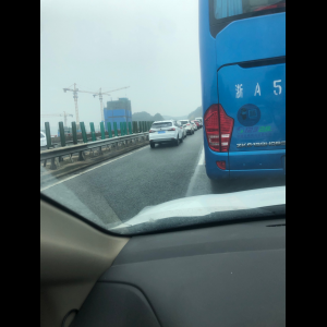 “为什么很多车没有后排中央头枕？能自己加装吗？”