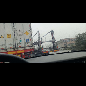 “为什么很多车没有后排中央头枕？能自己加装吗？”