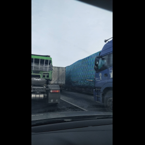 “为什么很多车没有后排中央头枕？能自己加装吗？”
