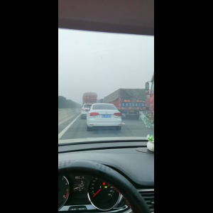 “为什么很多车没有后排中央头枕？能自己加装吗？”