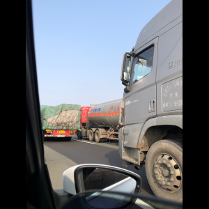 “为什么很多车没有后排中央头枕？能自己加装吗？”