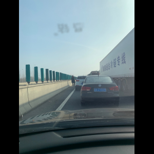 “为什么很多车没有后排中央头枕？能自己加装吗？”
