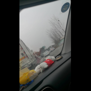 “为什么很多车没有后排中央头枕？能自己加装吗？”