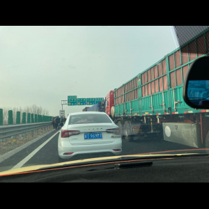“为什么很多车没有后排中央头枕？能自己加装吗？”
