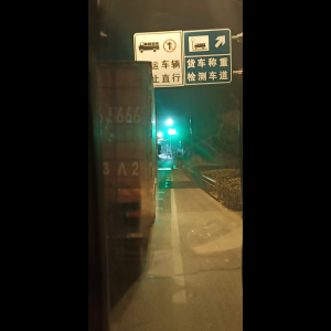 “为什么很多车没有后排中央头枕？能自己加装吗？”