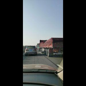 “为什么很多车没有后排中央头枕？能自己加装吗？”