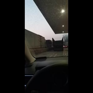 “为什么很多车没有后排中央头枕？能自己加装吗？”