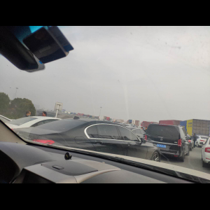 “为什么很多车没有后排中央头枕？能自己加装吗？”
