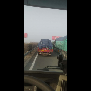 “为什么很多车没有后排中央头枕？能自己加装吗？”