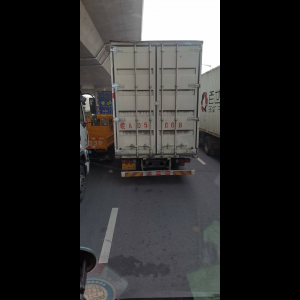 “为什么很多车没有后排中央头枕？能自己加装吗？”