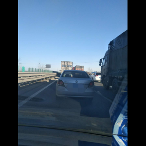 “为什么很多车没有后排中央头枕？能自己加装吗？”