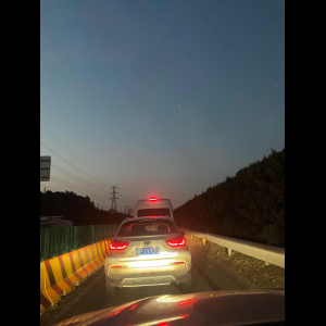 “为什么很多车没有后排中央头枕？能自己加装吗？”