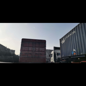 “为什么很多车没有后排中央头枕？能自己加装吗？”