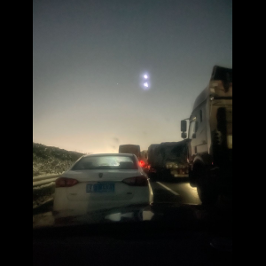 “为什么很多车没有后排中央头枕？能自己加装吗？”