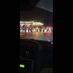 “为什么很多车没有后排中央头枕？能自己加装吗？”