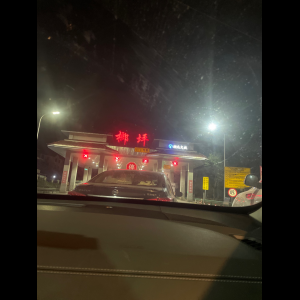 “为什么很多车没有后排中央头枕？能自己加装吗？”