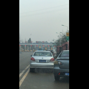 “为什么很多车没有后排中央头枕？能自己加装吗？”