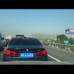 “为什么很多车没有后排中央头枕?能自己加装吗?”