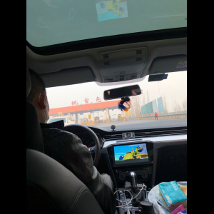 “为什么很多车没有后排中央头枕？能自己加装吗？”