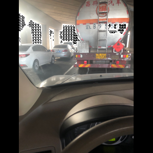 “为什么很多车没有后排中央头枕？能自己加装吗？”