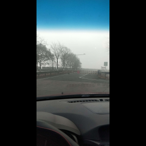 “为什么很多车没有后排中央头枕？能自己加装吗？”