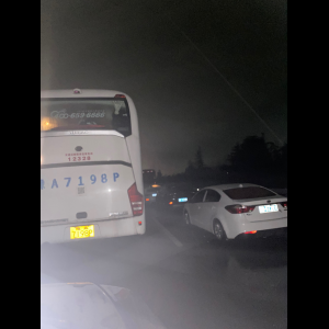 “为什么很多车没有后排中央头枕？能自己加装吗？”