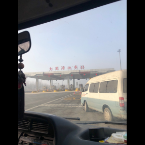 “为什么很多车没有后排中央头枕？能自己加装吗？”