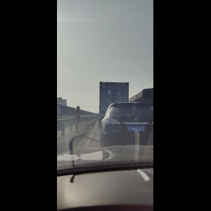 “为什么很多车没有后排中央头枕？能自己加装吗？”