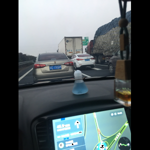 “为什么很多车没有后排中央头枕？能自己加装吗？”