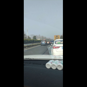 “为什么很多车没有后排中央头枕？能自己加装吗？”