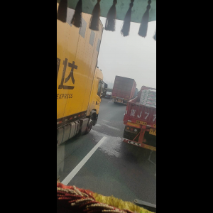 “为什么很多车没有后排中央头枕？能自己加装吗？”