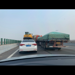 “为什么很多车没有后排中央头枕？能自己加装吗？”