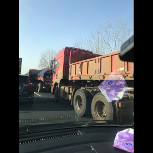 “为什么很多车没有后排中央头枕？能自己加装吗？”