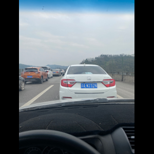 “为什么很多车没有后排中央头枕？能自己加装吗？”