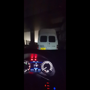 “为什么很多车没有后排中央头枕？能自己加装吗？”
