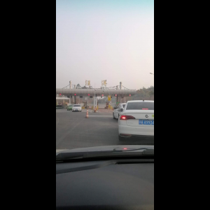 “为什么很多车没有后排中央头枕？能自己加装吗？”