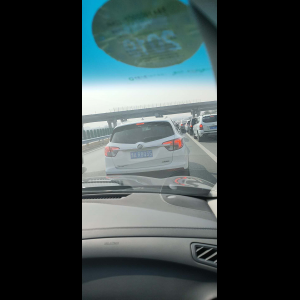 “为什么很多车没有后排中央头枕？能自己加装吗？”