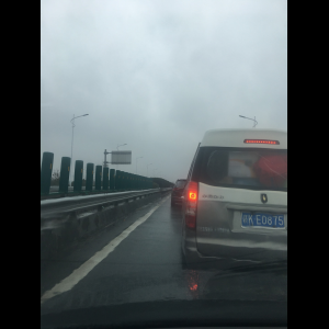 “为什么很多车没有后排中央头枕？能自己加装吗？”