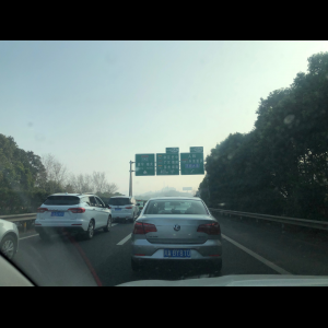 “为什么很多车没有后排中央头枕？能自己加装吗？”